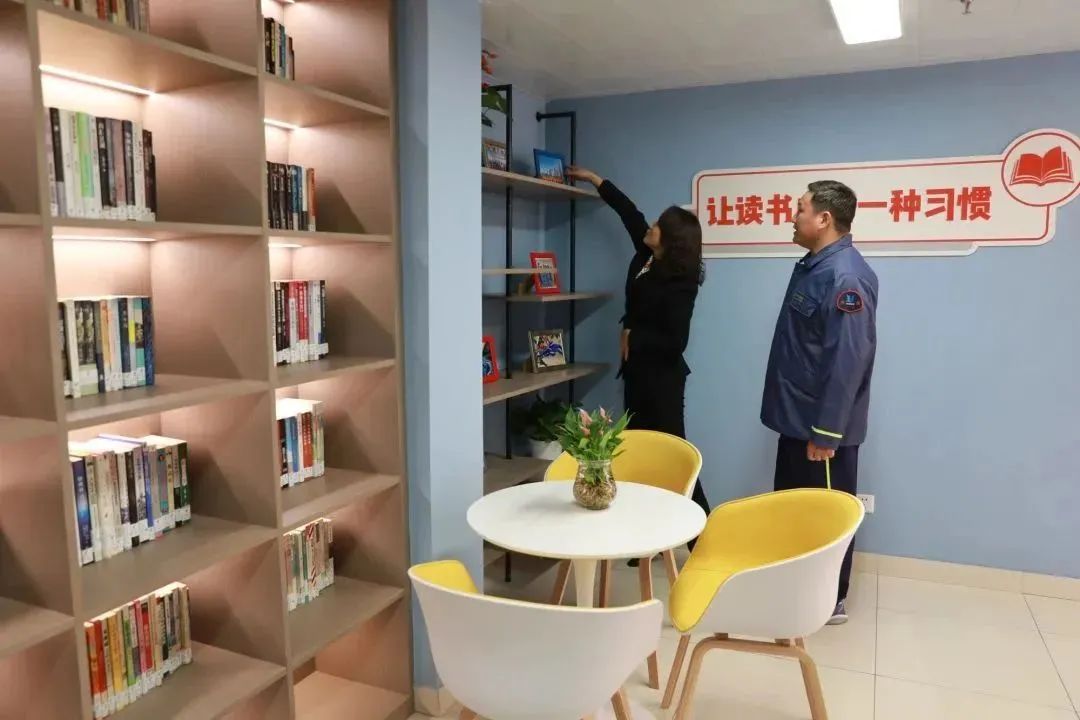 黄浦保租房沁城居阅览室内放置了不少书供环卫工人阅读
